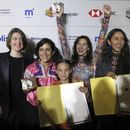 La directora mexicana Lila Avilés, segunda de derecha a izquierda, posa con la productora Louise Riousse, de izquierda a derecha, la actriz Montserrat Marañón, la actriz Naíma Sentiés y la productora Tatiana Graullera, tras ganar el premio a mejor largometraje mexicano de ficción, mejor dirección de largometraje mexicano de ficción y el premio del público a largometraje mexicano de ficción por Tótem, en el Festival Internacional de Cine de Morelia, el viernes 27 de octubre de 2023, en Morelia, México. (Foto AP/Berenice Bautista)