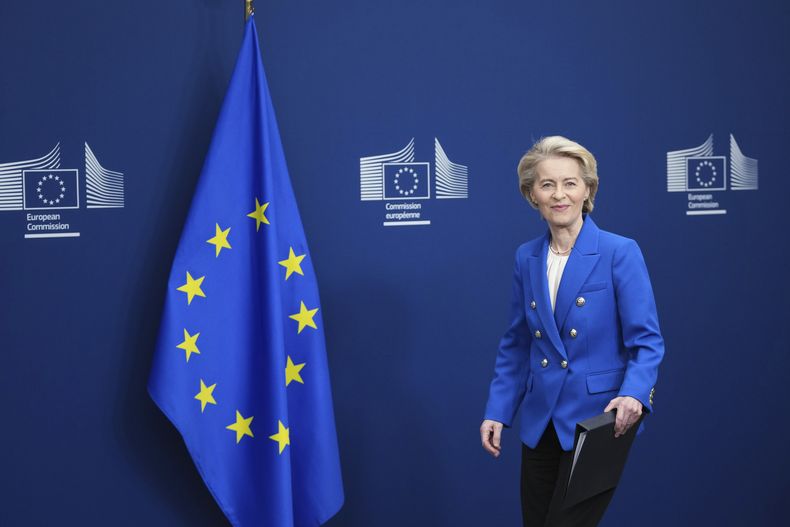 La presidenta de la Comisión Europea, Ursula von der Leyen, llega a una conferencia de prensa sobre defensa, en la sede de la Unión Europea, en Bruselas, el 4 de marzo de 2025. (AP Foto/Virginia Mayo)