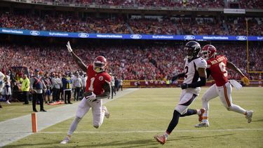 Chiefs doblegan 27-24 a Broncos tras superar inicio lento