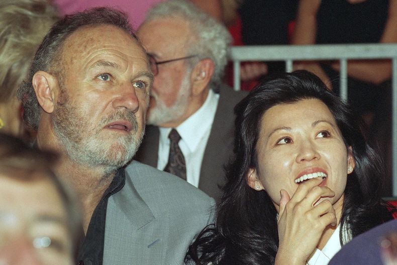 ARCHIVO - Gene Hackman y su esposa Betsy Arakawa en junio de 1993. (AP Foto, Archivo)