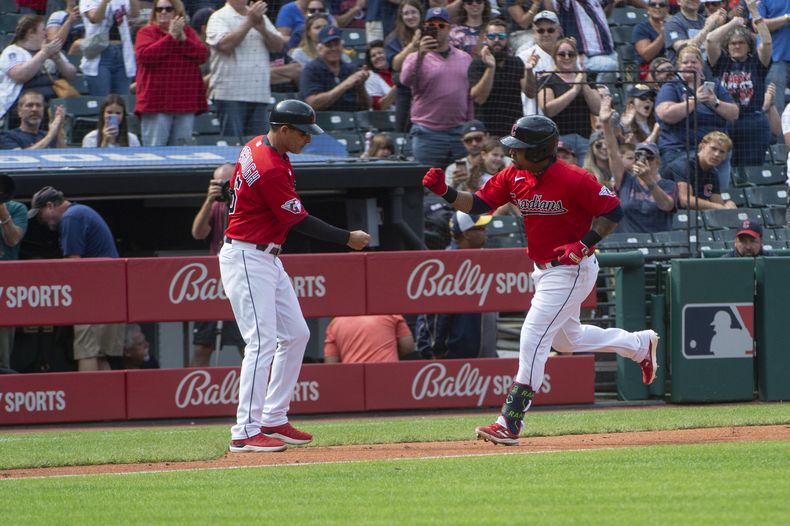 José Ramírez de los Guardianes de Cleveland pasa por tercera base tras batear un jonrón ante los Rangers de Texas, el domingo 17 de septiembre de 2023, en Cleveland. (AP Foto/Phil Long)