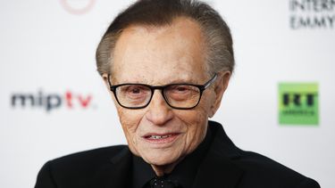 Reporte: Presentador Larry King, hospitalizado por COVID-19