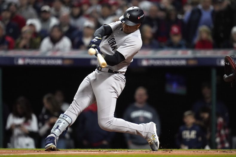 El dominicano Juan Soto, de los Yankees de Nueva York, batea un jonrón de dos carreras frente a los Guardianes de Cleveland en el cuarto juego de la Serie de Campeonato de la Liga Americana, el viernes 18 de octubre de 2024 (AP Foto/Sue Ogrocki)