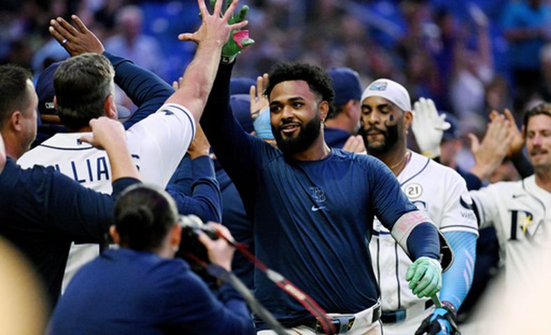 El dominicano de los Rays de Tampa Bay Junior Caminero celebra su jonrón de la victoria en la novena entrada ante los Atléticos el martes 15 de septiembre del 2026. (AP Foto/Jason Behnken)