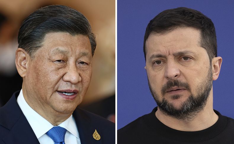 La combinación de fotos de archivo muestra al presidente chino Xi Jinping en Bangkok, Tailandia, 19 de noviembre de 2022, y el presidente ucraniano Volodymyr Zelenskyy en las afueras de Kiev, miércoles 26 de abril de 2023. (AP Foto, File)