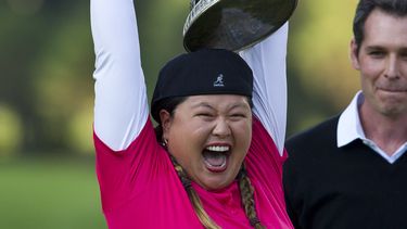americateve | La estadounidense Cristina Kim levanta su trofeo luego de conquistar el torneo Lorena Ochoa Invitational, el domingo 16 de noviembre de 2014 en la Ciudad de M&eacute;xico (AP Foto/Christian Palma)