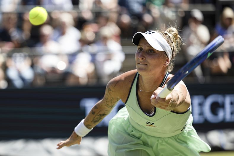 Marketa Vondrousova de la República Checa devuelve la pelota a Aryna Sabalenka de Bielorrusia durante su partido de semifinales del torneo de tenis de Berlín en Berlín, el sábado 21 de junio de 2025. (Hannes Albert/dpa vía AP)