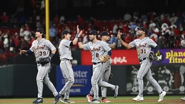 Los Tigres de Detroit celebran después de derrotar a los Cardenales de San Luis en el juego de béisbol el viernes 5 de mayo de 2023, en San Luis. (AP Foto/Jeff Le)