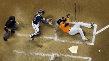 americateve | El jugador de los Marlins, Giancarlo Stanton, cae al ser golpeado por un lanzamiento el jueves, 11 de septiembre de 2014, en Milwaukee. (AP Photo/Morry Gash)
