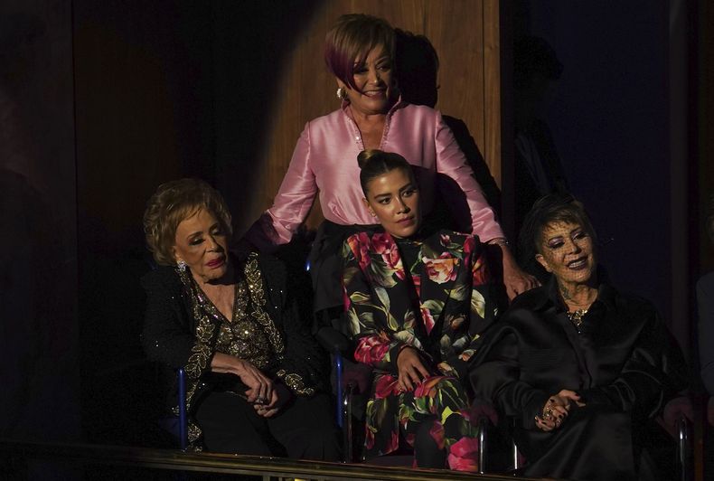 ARCHIVO - La actriz Silvia Pinal, izquierda, su hija Sylvia Pasquel, de pie, su bisnieta Michelle Salas, centro, y su hija Alejandra Guzmán en un homenaje a la trayectoria de Pinal en el Palacio de Bellas Artes de la Ciudad de México el 29 de agosto de 2022.Pinal falleció el 28 de noviembre de 2024. Tenía 93 años. (Foto AP/Marco Ugarte)