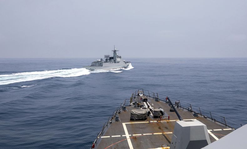 En esta imagen proporcionada por la Marina de Estados Unidos, el USS Chung-Hoon observa a un barco de la Marina china, que realiza una maniobra descrita como insegura en el Estrecho de Taiwán, el sábado 3 de junio de 2023, en la que el barco chino se cruzó por delante del destructor estadounidense, lo que obligó a la embarcación estadounidense a frenar para evitar una colisión. (Especialista de comunicación de masas de primera clase Andre T. Richard/Marina de Estados Unidos via AP)