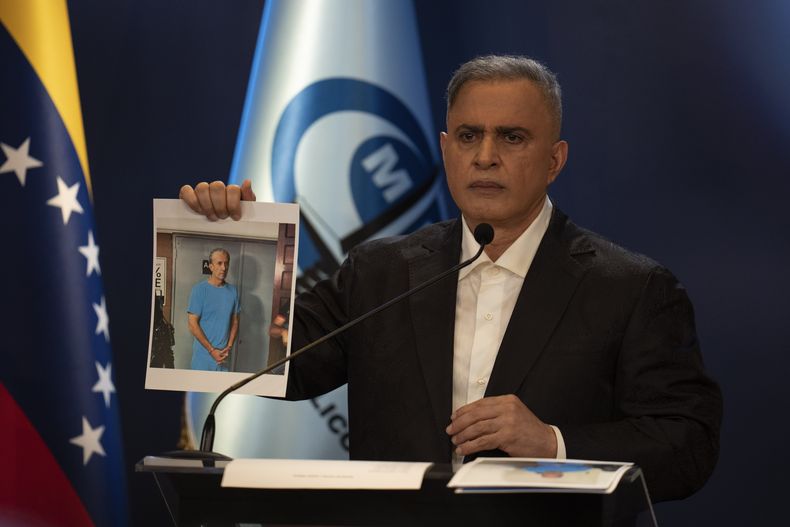 El fiscal general venezolano Tarek William Saab muestra una fotografía de Tareck El Aissami, exministro del Petróleo que se encuentra arrestado, durante una conferencia de prensa el lunes 29 de abril de 2024, en Caracas, Venezuela. (AP Foto/Ariana Cubillos)