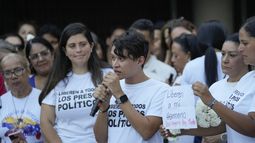Un familiar de un manifestante detenido durante la represión gubernamental habla en una vigilia en Caracas, Venezuela, el jueves 8 de agosto de 2024. (AP Foto/Matias Delacroix)