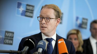 El ministro sueco del Exterior, Tobias Billstrom, habla en conferencia de prensa en la sede de la OTAN en Bruselas, el jueves 6 de julio de 2023. (AP Foto/Virginia Mayo)