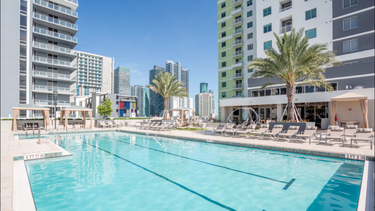 primero de junio: reabren las pisicnas de condominios, playas y hoteles en miami