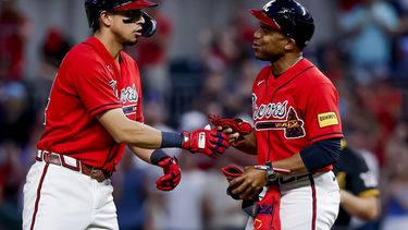 El hondureño Mauricio Dubón (izquierda), de los Bravos de Atlanta, festeja con el coach de primera Antoan Richardson luego de pegar un doble productor ante los Piratas de Pittsburgh, el viernes 5 de junio de 2026 (AP Foto/Erik S. Lesser)