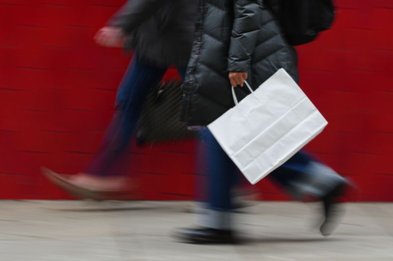 Una persona con una bolsa de compras en Filadelfia el 10 de diciembre del 2025. (AP foto/Matt Rourke)