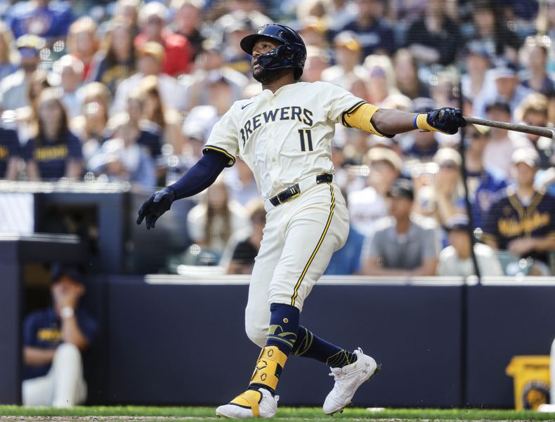 Jackson Chourio tras batear un grand slam para los Cerveceros de Milwaukee ante los Cardenales de San Luis, el lunes 2 de septiembre de 2024, en Milwaukee. (AP Foto/Jeffrey Phelps)