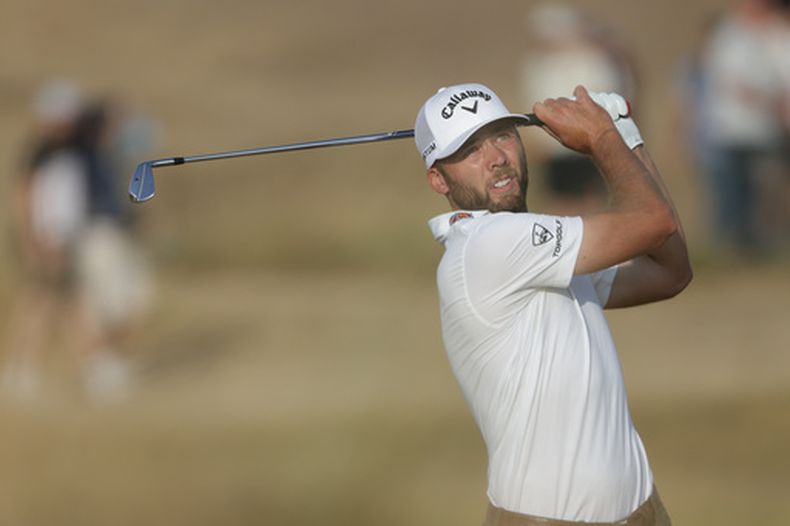 Sam Burns, de Estados Unidos, hace un tiro en el hoyo 16 durante la tercera ronda del Abierto Británico de Golf, en el club de golf Royal Birkdale, el sábado 18 de julio de 2026, en Southport, Inglaterra. (AP Foto/Peter Morrison)