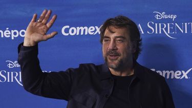 El actor Javier Bardem posa en la alfombra azul de la película La Sirenita en la Ciudad de México el 11 de mayo de 2023. (Foto AP/Marco Ugarte)
