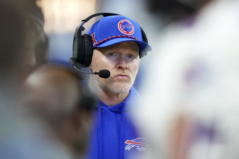 El entrenador en jefe de los Bills de Búfalo, Sean McDermott camina por la línea lateral durante la primera mitad del juego de la NFL ante los Colts de Indianápolis, el domingo 10 de noviembre de 2024, en Indianápolis. (AP Foto/AJ Mast)