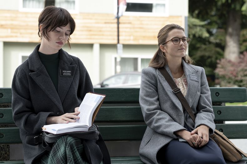 En esta imagen proporcionada por A24, Sophie Thatcher, izquierda, y Chloe East en una escena de Heretic. (Kimberley French/A24 vía AP)