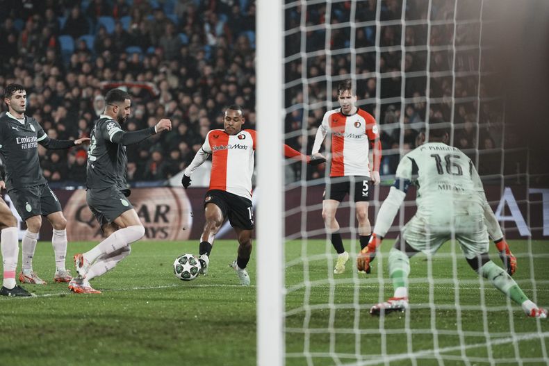 Igor Paixao, del Feyenoord, dispara a puerta en la ida del repechaje de la Liga de Campeones, ante el MIlan, el miércoles 12 de febrero de 2025 (AP Foto/Peter Dejong)