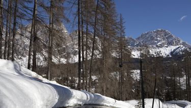 ARCHIVO - Foto del 17 de febrero del 2021, la pista de boblsed en Cortina dAmpezzo, Italia. El lunes 16 de octubre del 2023, se informa que las pruebas de deslizamientos de los Olímpicos de Milá-Cortina no se realizarán en Italia. (AP Foto/Gabriele Facciotti, Archivo)
