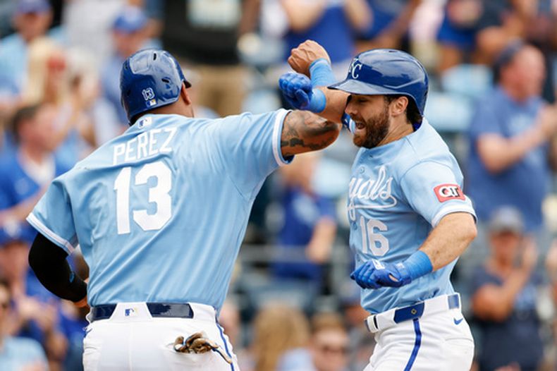 John Rave (16), de los Reales de Kansas City, celebra su jonrón de dos carreras con Salvador Pérez (13) durante la quinta entrada del juego de béisbol de Grandes Ligas contra los Tigres de Detroit, el domingo 23 de agosto de 2026, en Kansas City, Missouri. (AP Foto/Colin E. Braley)