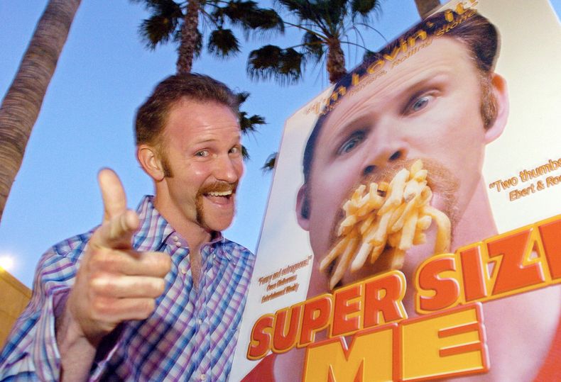 ARCHIVO - Morgan Spurlock posa en el estreno en Los Ángeles de su película Super Size Me, el 22 de abril de 2004 por la noche, en la sección Hollywood de Los Ángeles. Spurlock, un nominado al Oscar que hizo de la comida y las dietas estadounidenses el trabajo de su vida, comiendo sólo en McDonalds durante un mes para ilustrar los peligros de una dieta de comida rápida, ha muerto. Tenía 53 años. (Foto AP/Mark J. Terrill)