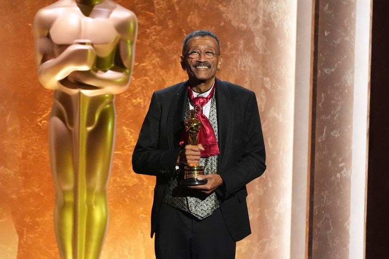Wynn Thomas, ganador de un premio honorífico de la Academia, posa en el escenario durante la 16.ª edición de los Premios de los Gobernadores el domingo 16 de noviembre de 2025 en el salón Ray Dolby de Los Ángeles. (Foto AP/Chris Pizzello)