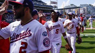 Luis García (2), CJ Abrams (5), Jeimer Candelario (9) y otros celebran la victoria de los Nacionales de Washington ante los Gigantes de San Francisco, el domingo 23 de julio de 20223, en Washington. (AP Foto/Alex Brandon)