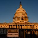 El Capitolio iluminado al amanecer en Washington, el lunes 6 de octubre de 2025. (Foto AP/J. Scott Applewhite)