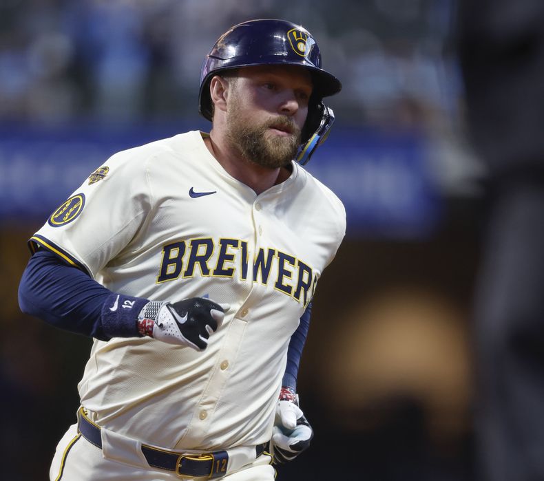 Rhys Hoskins, de los Cerveceros de Milwaukee, recorre las bases tras conectar un jonrón ante los Tigres de Detroit, el martes 15 de abril de 2025 (AP Foto/Jeffrey Phelps)