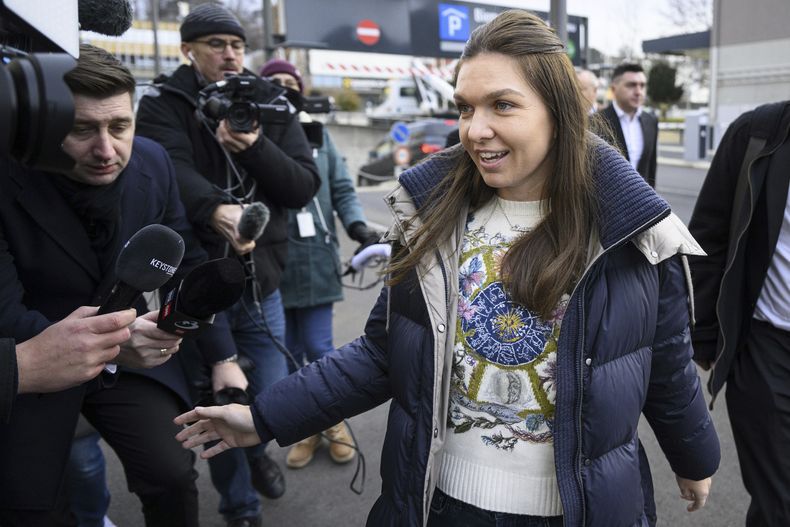 La tenista rumana Simona Halep, rodeada por periodistas, se presenta a una audiencia en el Tribunal de Arbitraje Deportivo, el miércoles 7 de febrero de 2024, en Lausana, Suiza. (Laurent Gillieron/Keystone vía AP)