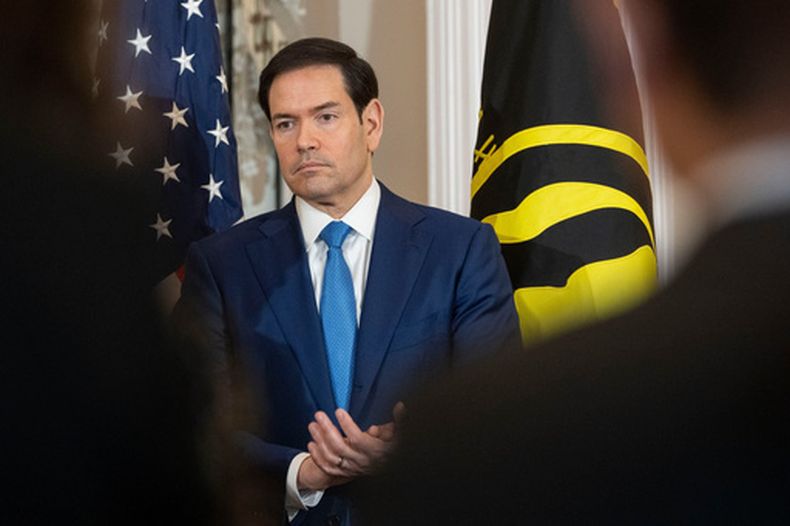 El secretario de Estado de EEUU, Marco Rubio, participa en una ceremonia de izado de la bandera en el Departamento de Estado, el lunes 9 de marzo de 2026 en Washington. (Foto AP/Kevin Wolf)