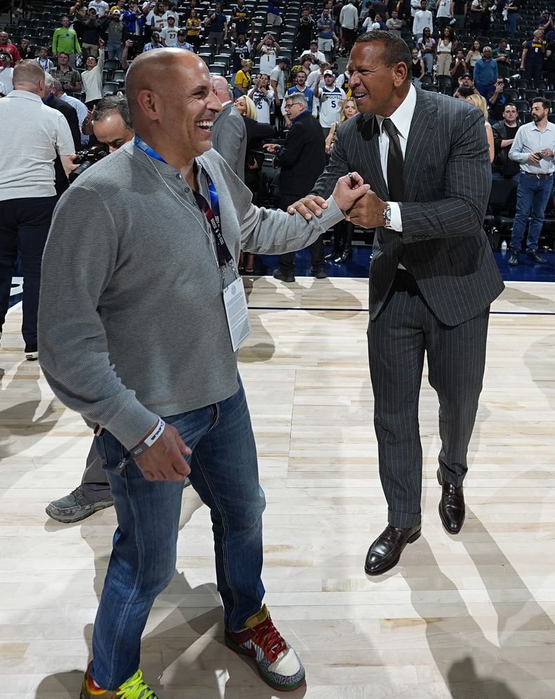 Los dueños minoritarios de los Timberwolves de Minnesota Marc Lore y Alex Rodriguez celebran después de que el equipo ganó el juego 7 de las semifinales de la Conferencia Oeste ante los Nuggets de Denver el 19 de mayo del 2024.(AP Foto/David Zalubowski)