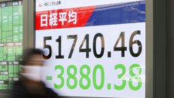 Gente ante una pantalla que muestra el índice bursátil japonés Nikkei en una firma de inversión el lunes 9 de marzo de 2026, en Tokio.(Kyodo News via AP) Gente ante una pantalla que muestra el índice bursátil japonés Nikkei en una firma de inversión el lunes 9 de marzo de 2026, en Tokio.(Kyodo News via AP)