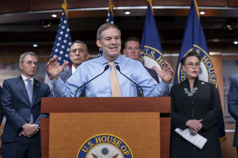 El presidente de la Comisión Judicial de la Cámara de Representantes, el republicano Jim Jordan, habla en conferencia de prensa antes de una audiencia sobre lo que los republicanos llaman la politización del FBI, en el Capitolio, Washington, 18 de mayo de 2023. (AP Foto/J. Scott Applewhite)