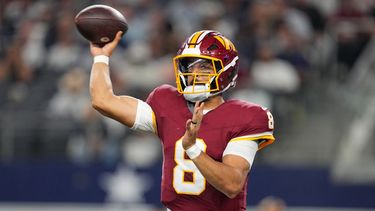 Marcus Mariota (8), quarterback de los Commanders de Washington, lanza un pase contra los Cowboys de Dallas en la segunda mitad del partido de la NFL del domingo 20 de septiembre de 2026, en Arlington, Texas. (AP Foto/Tony Gutierrez)