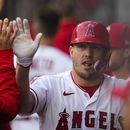 Mike Trout (6), de los Angelinos de Los Ángeles, celebra en la banca tras anotar en un triple de Brandon Drury en el primer inning del juego de la MLB que enfrentó a su equipo con los Atléticos de Oakland, en Anaheim, California, el 25 de abril de 2023. (AP Foto/Ashley Landis)