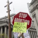 En esta imagen de archivo, manifestantes muestran mensajes contrarios en el exterior de una corte federal de Manhattan durante una manifestación sobre el aborto, en Nueva York, el 14 de mayo de 2022. (AP Foto/Jeenah Moon, archivo)