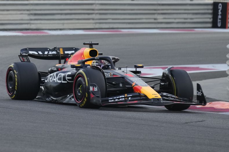 Max Verstappen conduce su Red Bull durante el Gran Premio de Abu Dabi, el domingo 26 de noviembre de 2023. (AP Foto/Kamran Jebreili)
