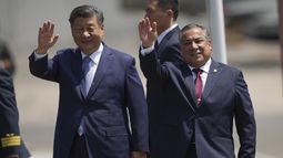 El presidente de China, Xi Jinping (izquierda), y el primer ministro de Perú, Gustavo Adrianzen, saludan en el aeropuerto tras la llegada de Xi al país para participar en la cumbre del Foro de Cooperación Económica Asia Pacífico (APEC, por sus siglas en inglés), en Lima, Perú, el 14 de noviembre de 2024. (AP Foto/Guadalupe Pardo)