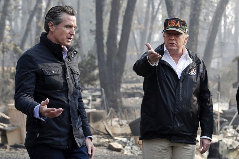 El presidente Donald Trump habla con el entonces gobernador electo de California Gavin Newsom tras unos incendios en Paradise, California, el 17 de noviembre del 2018. (AP foto/Evan Vucci)