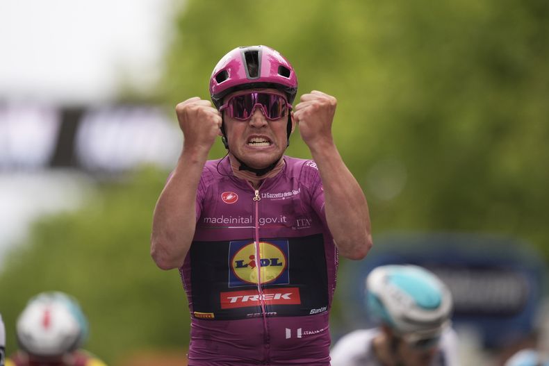 El danés Mads Pedersen celebra al ganar la tercera etapa del Giro de Italia que salió y terminó en Vlore, Albania el domingo 11 de mayo del 2025. (Massimo Paolone/LaPresse via AP)