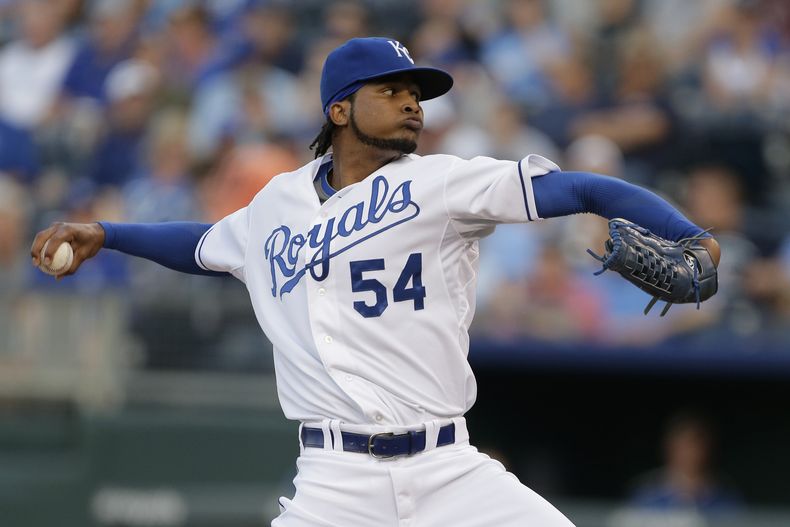 El pitcher dominicano Ervin Santana lanza con los Reales de Kansas City el 20 de agosto de 2013 en Kansas City, Misuri. Santana pact&oacute; con los Bravos de Atlanta el mi&eacute;rcoles, 12 de marzo de 2014. (AP Photo/Charlie Riedel, File)
