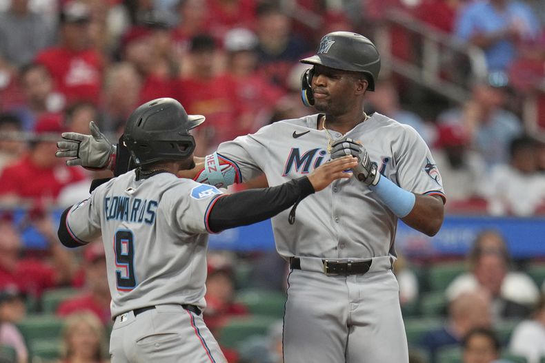Jesús Sánchez de los Marlins de Miami, derecha, es felicitado por su compañero de equipo Xavier Edwards (9) después de batear un jonrón de dos carreras durante la tercera entrada de un partido de béisbol contra los Cardenales de San Luis el miércoles 30 de julio de 2025, en St. Louis. (AP Photo/Jeff Roberson)