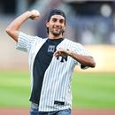 Ferran Torres, de la Selección de España, realiza el primer lanzamiento ceremonial antes de un partido de béisbol entre los Yankees de Nueva York y los Cardenales de San Luis el martes 4 de agosto de 2026, en Nueva York. (Foto AP/Frank Franklin II)