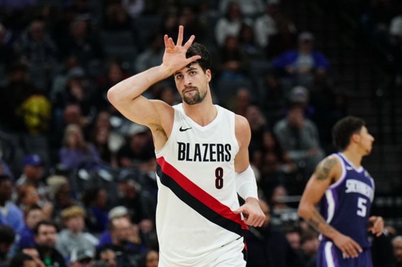 Deni Avdija, alero de los Trail Blazers de Portland, festeja luego de atinar un triple en el encuentro del sábado 20 de diciembre de 2025 ante los Kings de Sacramento (AP Foto/Alan Greth)